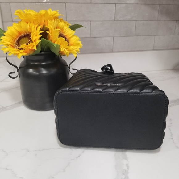 Michael Kors Suri Black Quilted Bucket Crossbody NWT - Picture 4 of 10